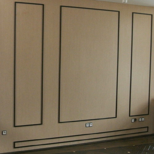 Placage chêne clair avec un encadrement en chêne teinté