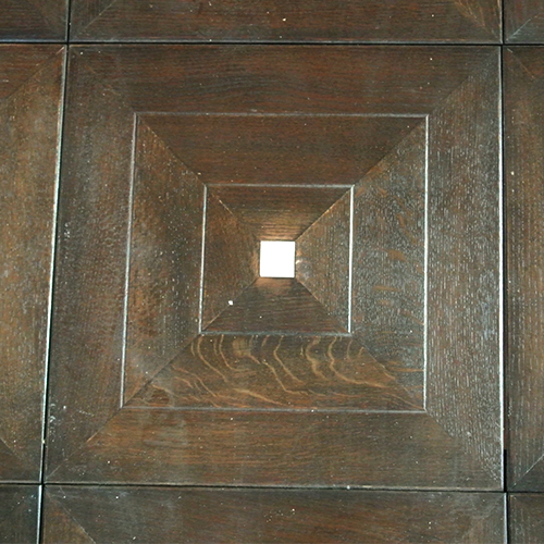 Parquet en chêne teinté avec un carré en sycomore