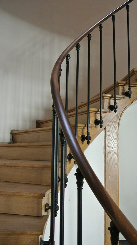 Rénovation d'un escalier débillardé Limon en orme et marche et contre marche en chêne