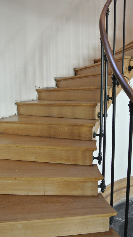 Rénovation d'un escalier débillardé Limon en orme et marche et contre marche en chêne