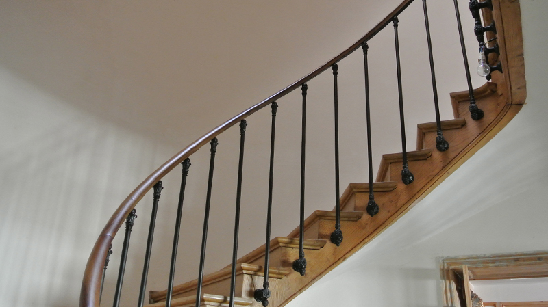 Rénovation d'un escalier débillardé Limon en orme et marche et contre marche en chêne