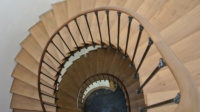 Rénovation d'un escalier débillardé Limon en orme et marche et contre marche en chêne