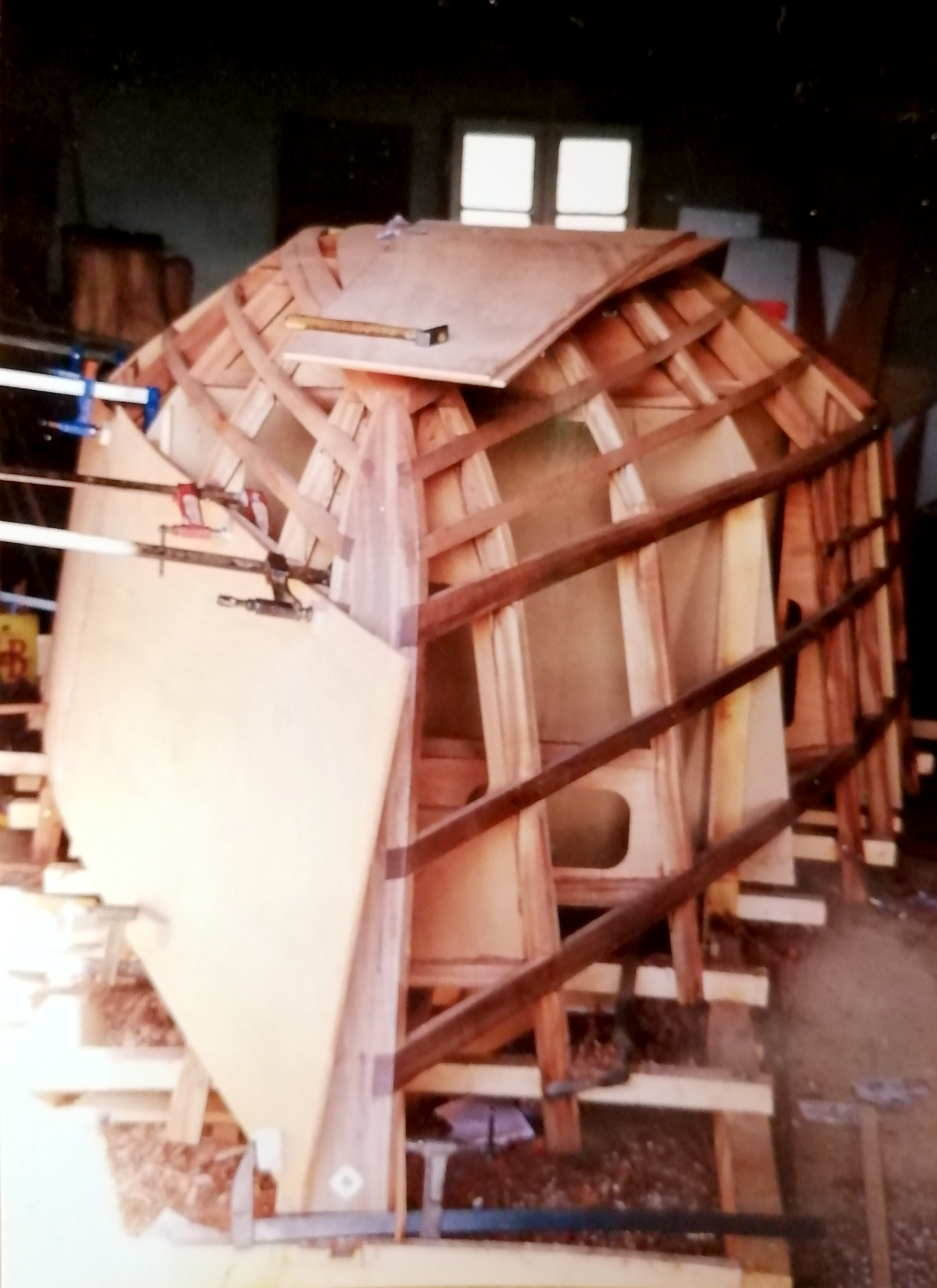 Construction d'un Pizzicato. Bateau en contreplaqué classique de l'architecte Jean-Pierre Villenave. Récapitulatif en image du projet.