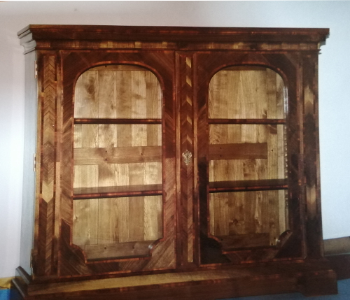 Fabrication d'une bibliothèque Louis XIV placage en noyer et prunier sur un bâti en chêne