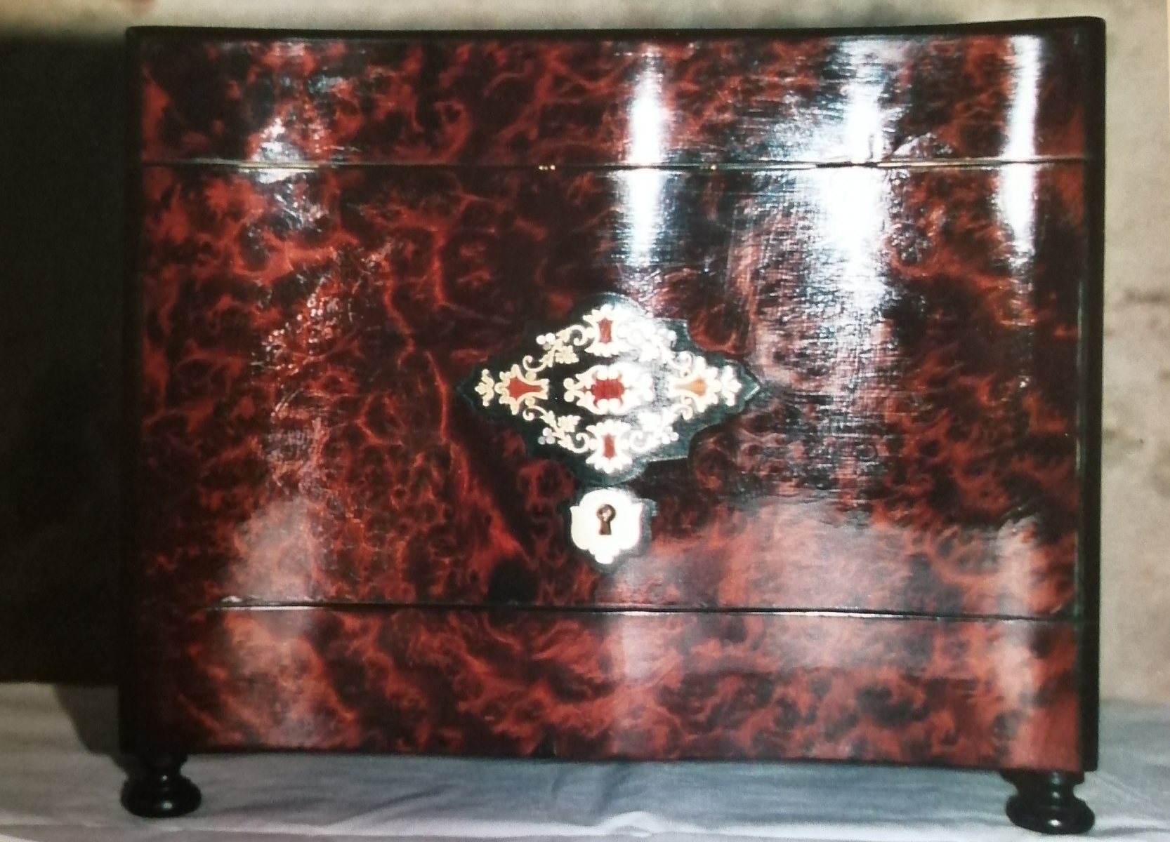 Restauration d'une cave à liqueur en bois d'amoirette, marqueterie d'ébène et laiton 