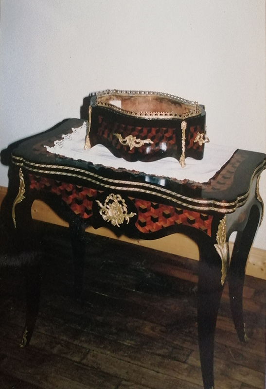 Restauration d'une table de jeux et d'une jardinière Napoléon III poirier noirci, buis, bois de rose